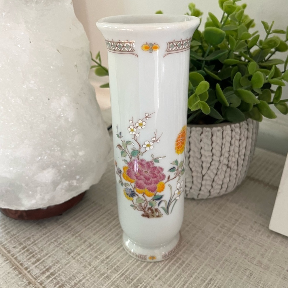 Trina Floral White Porcelain Vase Made in Japan - Picture 2 of 15